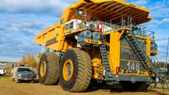 Världens tyngsta bil? Liebherr T 282B omdefinierar begreppet ”bil”.