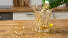 Så häller du ur en förpackning utan att det stänker: Steg-för-steg-instruktion